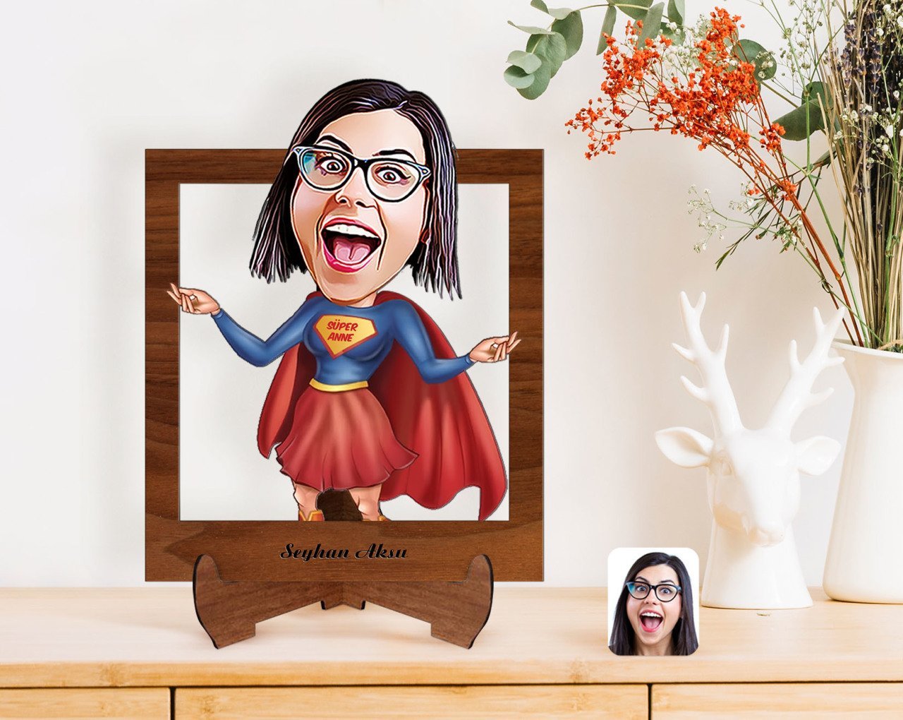 Kişiye Özel Süper Anne Karikatürlü Ahşap Standlı 3D Biblo-1