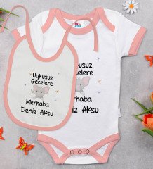 BK Kids Kişiye Özel Uykusuz Gecelere Merhaba Tasarımlı Pembe Bebek Body Zıbın ve Mama Önlüğü Hediye Seti