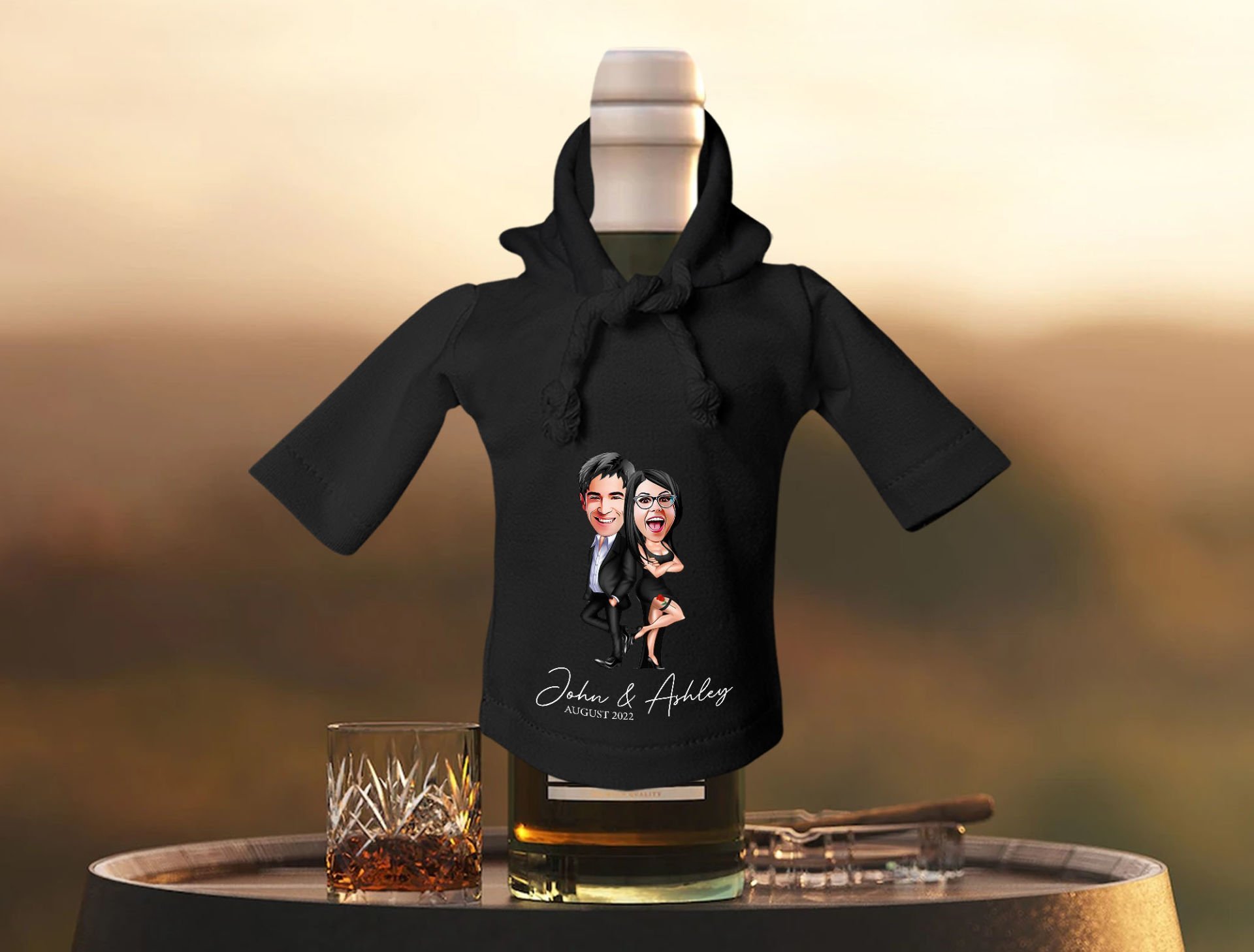 BK Gift Kişiye Özel Sevgililer Karikatürlü Mini Siyah İçki Şişesi Tişörtü , Ev Bar Dekoru, Viski, Şarap, Votka, Rakı Şişesi Tişörtü, Ev Barı-16