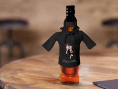 BK Gift Kişiye Özel Sevgililer Karikatürlü Mini Siyah İçki Şişesi Tişörtü , Ev Bar Dekoru, Viski, Şarap, Votka, Rakı Şişesi Tişörtü, Ev Barı-16