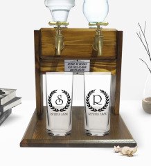 Kişiye Özel Renkli Baskılı Çelenk Baş Harfli İsimli Tasarımlı İkili Rakı Bardağı ve Çift Musluklu Doğal Ahşap Rakı Standı-2