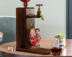 BK Gift Kişiye Özel Yılbaşı Aile Karikatürlü Musluklu Ahşap Viski Standı-7, Viski Çeşmesi, Doğum Günü Hediyesi, İçecek Dispenseri