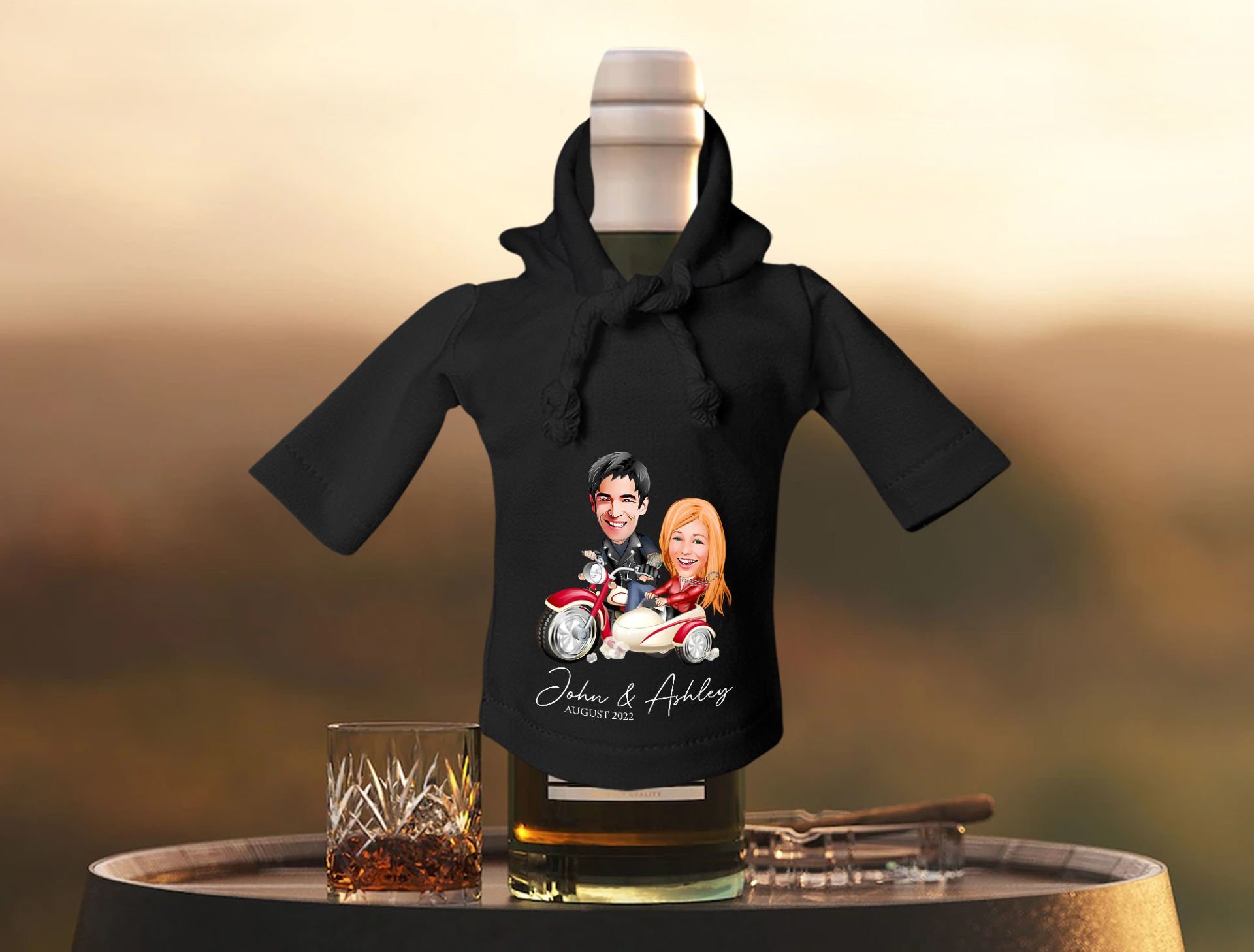 BK Gift Kişiye Özel Sevgililer Karikatürlü Mini Siyah İçki Şişesi Tişörtü , Ev Bar Dekoru, Viski, Şarap, Votka, Rakı Şişesi Tişörtü, Ev Barı-18