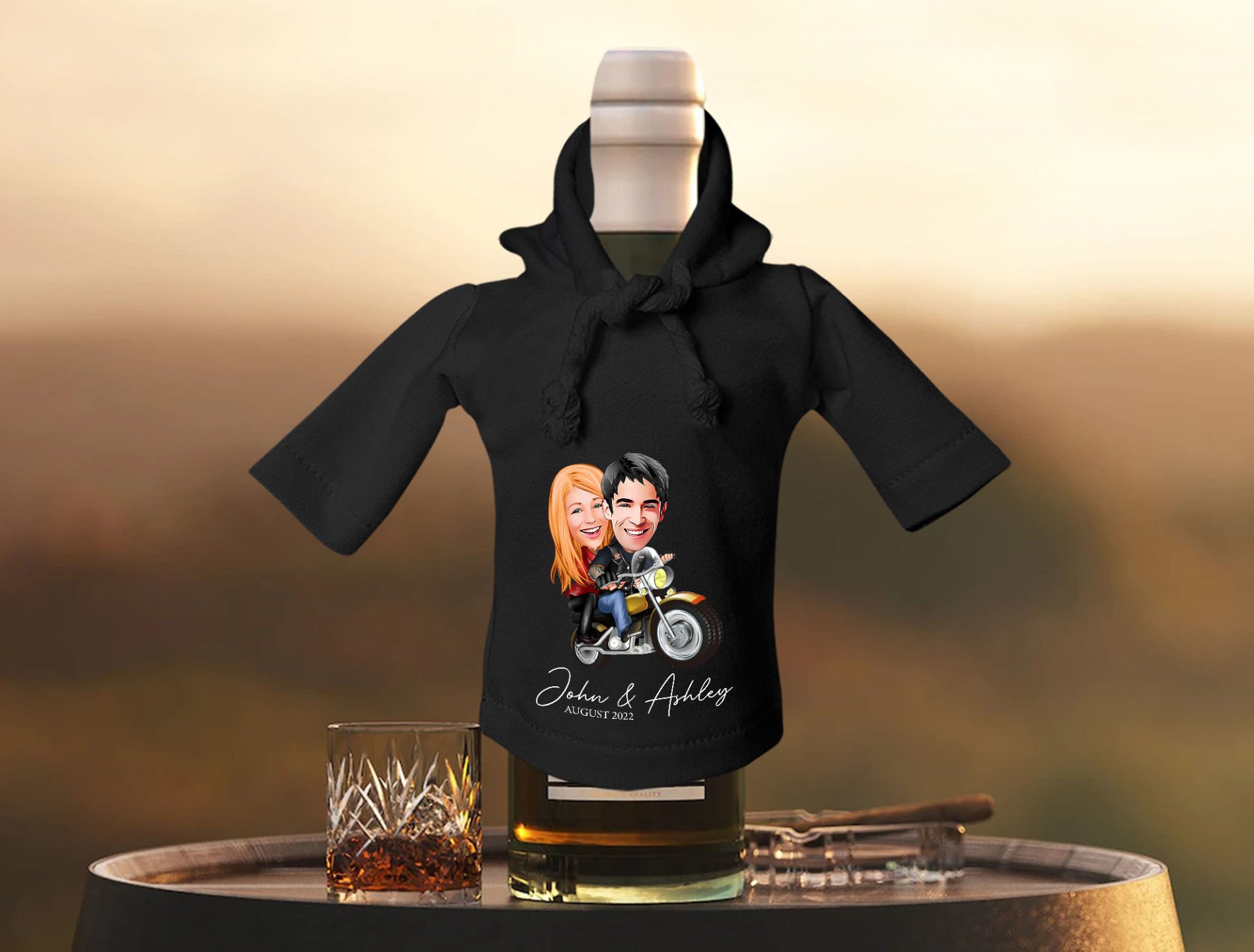 BK Gift Kişiye Özel Sevgililer Karikatürlü Mini Siyah İçki Şişesi Tişörtü , Ev Bar Dekoru, Viski, Şarap, Votka, Rakı Şişesi Tişörtü, Ev Barı-21