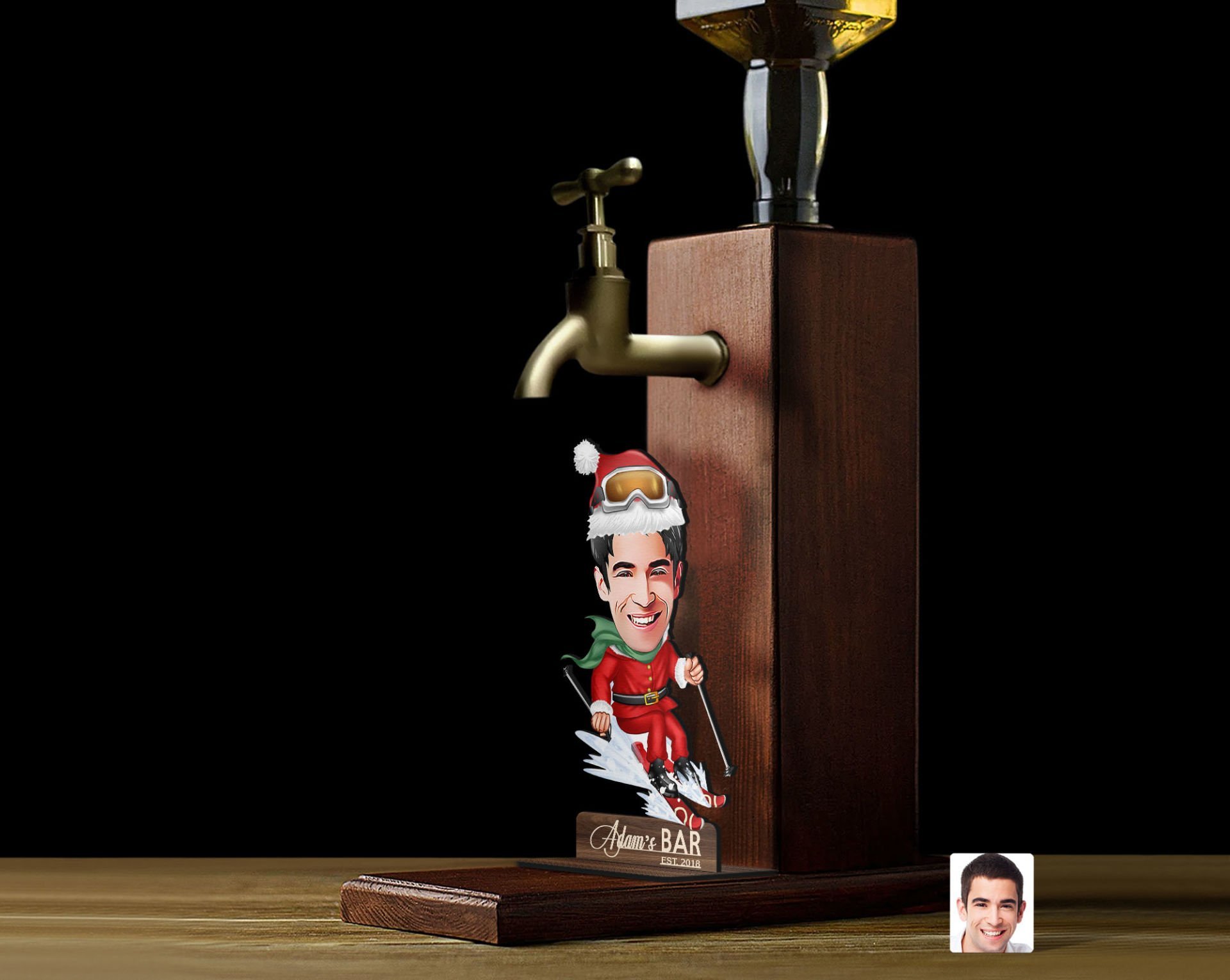 BK Gift Kişiye Özel Erkek Yılbaşı Karikatürlü Musluklu Ahşap Viski Standı-1, Viski Çeşmesi, Doğum Günü Hediyesi, İçecek Dispenseri