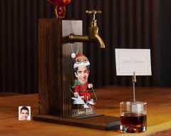 BK Gift Kişiye Özel Erkek Yılbaşı Karikatürlü Musluklu Ahşap Viski Standı-1, Viski Çeşmesi, Doğum Günü Hediyesi, İçecek Dispenseri