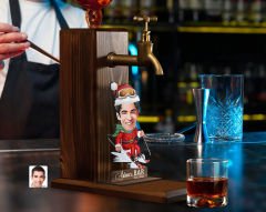 BK Gift Kişiye Özel Erkek Yılbaşı Karikatürlü Musluklu Ahşap Viski Standı-1, Viski Çeşmesi, Doğum Günü Hediyesi, İçecek Dispenseri