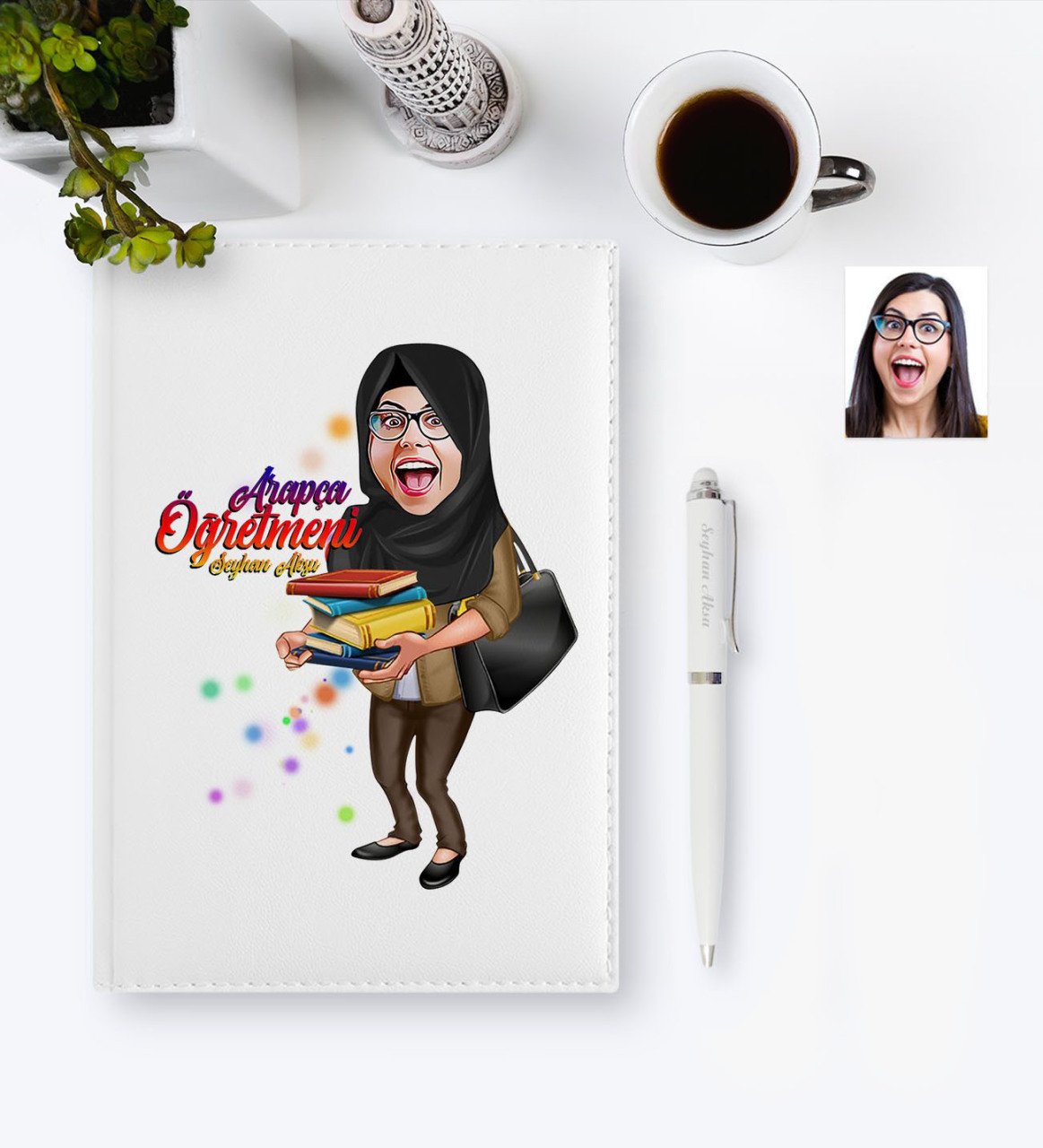 Kişiye Özel Tesettürlü Bayan Öğretmen Karikatürlü 2023 Deri Ajanda & Kalem Hediye Seti - 2