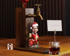 BK Gift Kişiye Özel Erkek Yılbaşı Karikatürlü Musluklu Ahşap Viski Standı-2, Viski Çeşmesi, Doğum Günü Hediyesi, İçecek Dispenseri