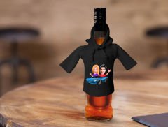 BK Gift Kişiye Özel Sevgililer Karikatürlü Mini Siyah İçki Şişesi Tişörtü , Ev Bar Dekoru, Viski, Şarap, Votka, Rakı Şişesi Tişörtü, Ev Barı-26