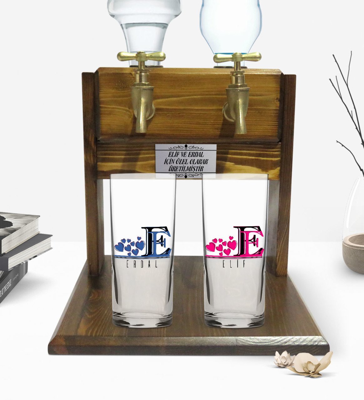 Kişiye Özel Renkli Baskılı Harf Tasarımlı İkili Rakı Bardağı ve Çift Musluklu Doğal Ahşap Rakı Standı-2