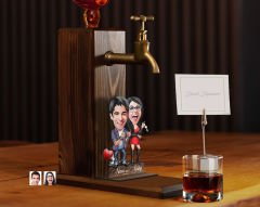 BK Gift Kişiye Özel Sevgililer Karikatürlü Musluklu Ahşap Viski Standı-1, Viski Çeşmesi, Doğum Günü Hediyesi, İçecek Dispenseri