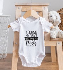 BK Kids Kişiye Özel His Name Is Daddy Tasarımlı Bebek Body Zıbın ve Mama Önlüğü Hediye Seti - Model 1