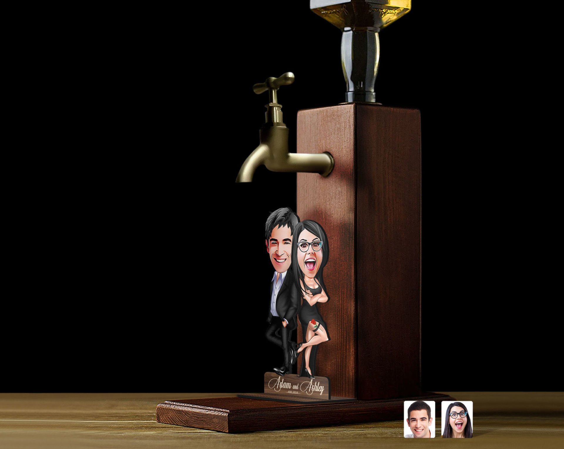 BK Gift Kişiye Özel Sevgililer Karikatürlü Musluklu Ahşap Viski Standı-3, Viski Çeşmesi, Doğum Günü Hediyesi, İçecek Dispenseri