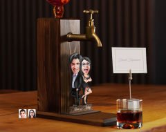 BK Gift Kişiye Özel Sevgililer Karikatürlü Musluklu Ahşap Viski Standı-3, Viski Çeşmesi, Doğum Günü Hediyesi, İçecek Dispenseri