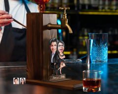 BK Gift Kişiye Özel Sevgililer Karikatürlü Musluklu Ahşap Viski Standı-3, Viski Çeşmesi, Doğum Günü Hediyesi, İçecek Dispenseri