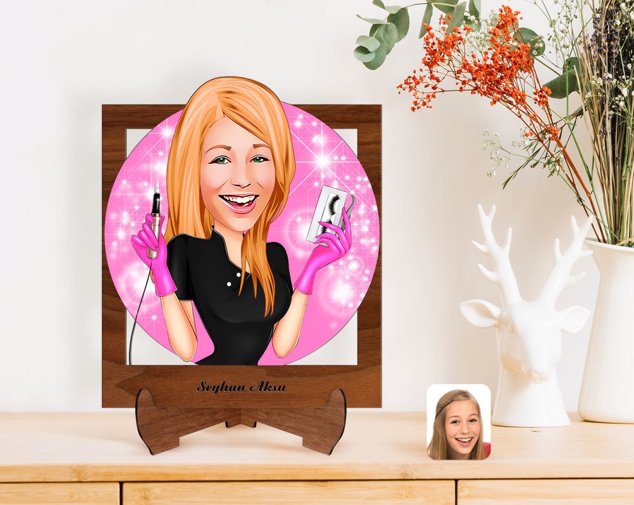 Kişiye Özel Kadın Güzellik Uzmanı Karikatürlü Ahşap Standlı 3D Biblo-3