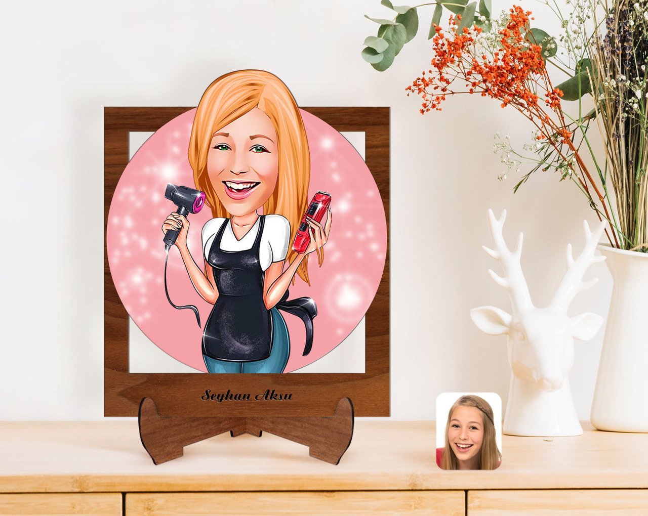 Kişiye Özel Kadın Kuaför Karikatürlü Ahşap Standlı 3D Biblo-3