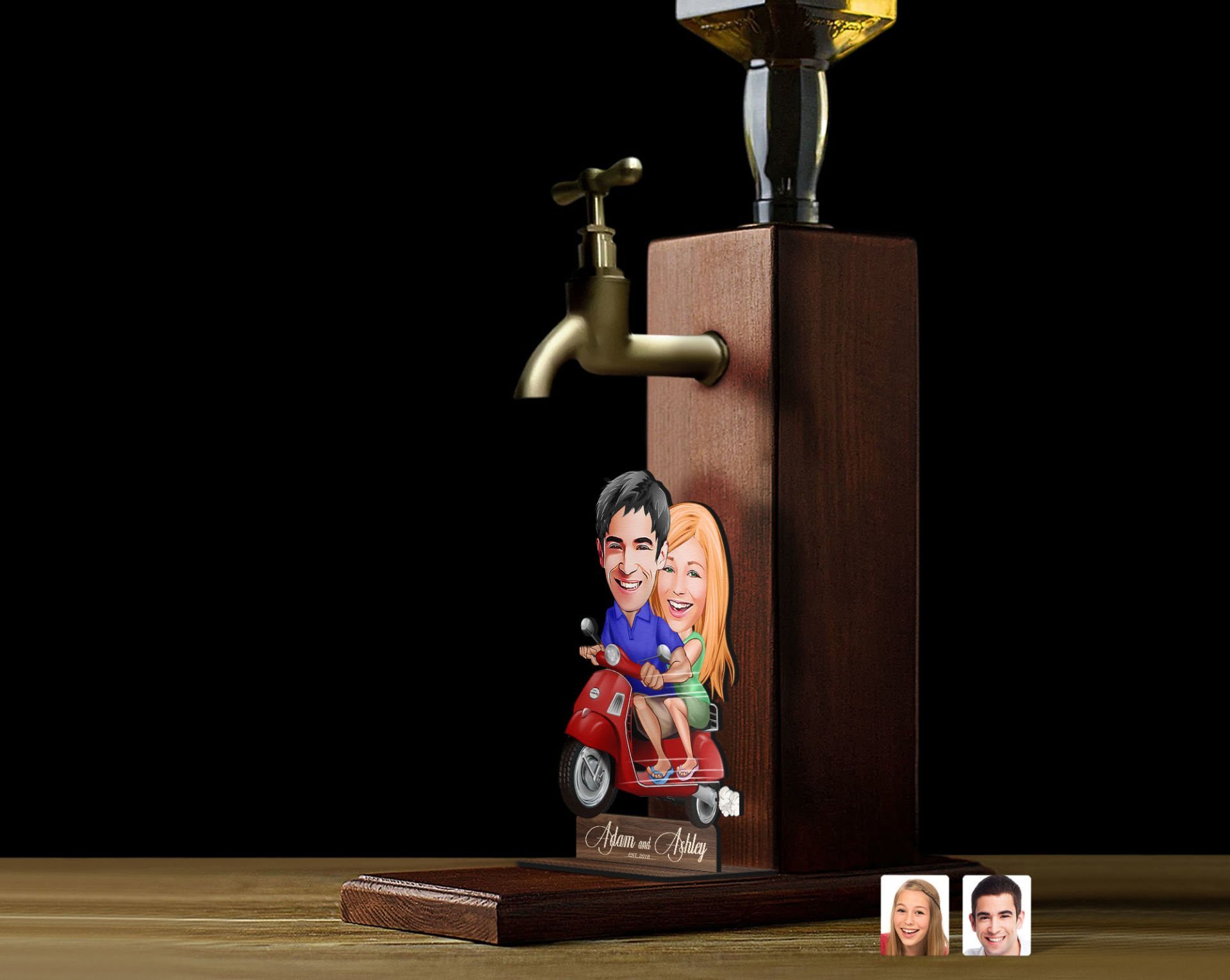 BK Gift Kişiye Özel Sevgililer Karikatürlü Musluklu Ahşap Viski Standı-6, Viski Çeşmesi, Doğum Günü Hediyesi, İçecek Dispenseri