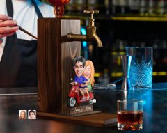 BK Gift Kişiye Özel Sevgililer Karikatürlü Musluklu Ahşap Viski Standı-6, Viski Çeşmesi, Doğum Günü Hediyesi, İçecek Dispenseri