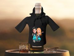 BK Gift Kişiye Özel Sevgililer Karikatürlü Mini Siyah İçki Şişesi Tişörtü , Ev Bar Dekoru, Viski, Şarap, Votka, Rakı Şişesi Tişörtü, Ev Barı-35