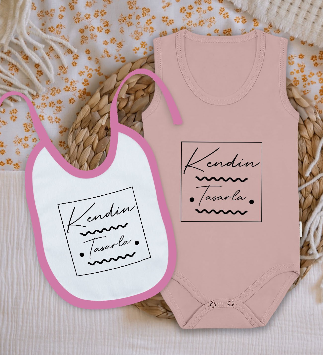BK Kids Kişiye Özel Kendin Tasarla Pembe %100 Pamuklu Askılı Sıfır Kol Bebek Body Zıbın ve Mama Önlüğü Hediye Seti