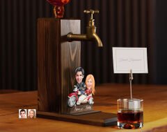 BK Gift Kişiye Özel Sevgililer Karikatürlü Musluklu Ahşap Viski Standı-8, Viski Çeşmesi, Doğum Günü Hediyesi, İçecek Dispenseri
