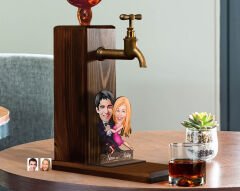 BK Gift Kişiye Özel Sevgililer Karikatürlü Musluklu Ahşap Viski Standı-9, Viski Çeşmesi, Doğum Günü Hediyesi, İçecek Dispenseri