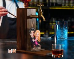 BK Gift Kişiye Özel Sevgililer Karikatürlü Musluklu Ahşap Viski Standı-9, Viski Çeşmesi, Doğum Günü Hediyesi, İçecek Dispenseri