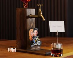 BK Gift Kişiye Özel Sevgililer Karikatürlü Musluklu Ahşap Viski Standı-12, Viski Çeşmesi, Doğum Günü Hediyesi, İçecek Dispenseri