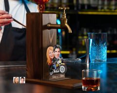 BK Gift Kişiye Özel Sevgililer Karikatürlü Musluklu Ahşap Viski Standı-12, Viski Çeşmesi, Doğum Günü Hediyesi, İçecek Dispenseri