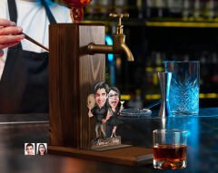 BK Gift Kişiye Özel Sevgililer Karikatürlü Musluklu Ahşap Viski Standı-13, Viski Çeşmesi, Doğum Günü Hediyesi, İçecek Dispenseri