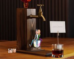 BK Gift Kişiye Özel Sevgililer Karikatürlü Musluklu Ahşap Viski Standı-16, Viski Çeşmesi, Doğum Günü Hediyesi, İçecek Dispenseri