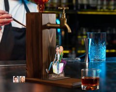 BK Gift Kişiye Özel Sevgililer Karikatürlü Musluklu Ahşap Viski Standı-16, Viski Çeşmesi, Doğum Günü Hediyesi, İçecek Dispenseri