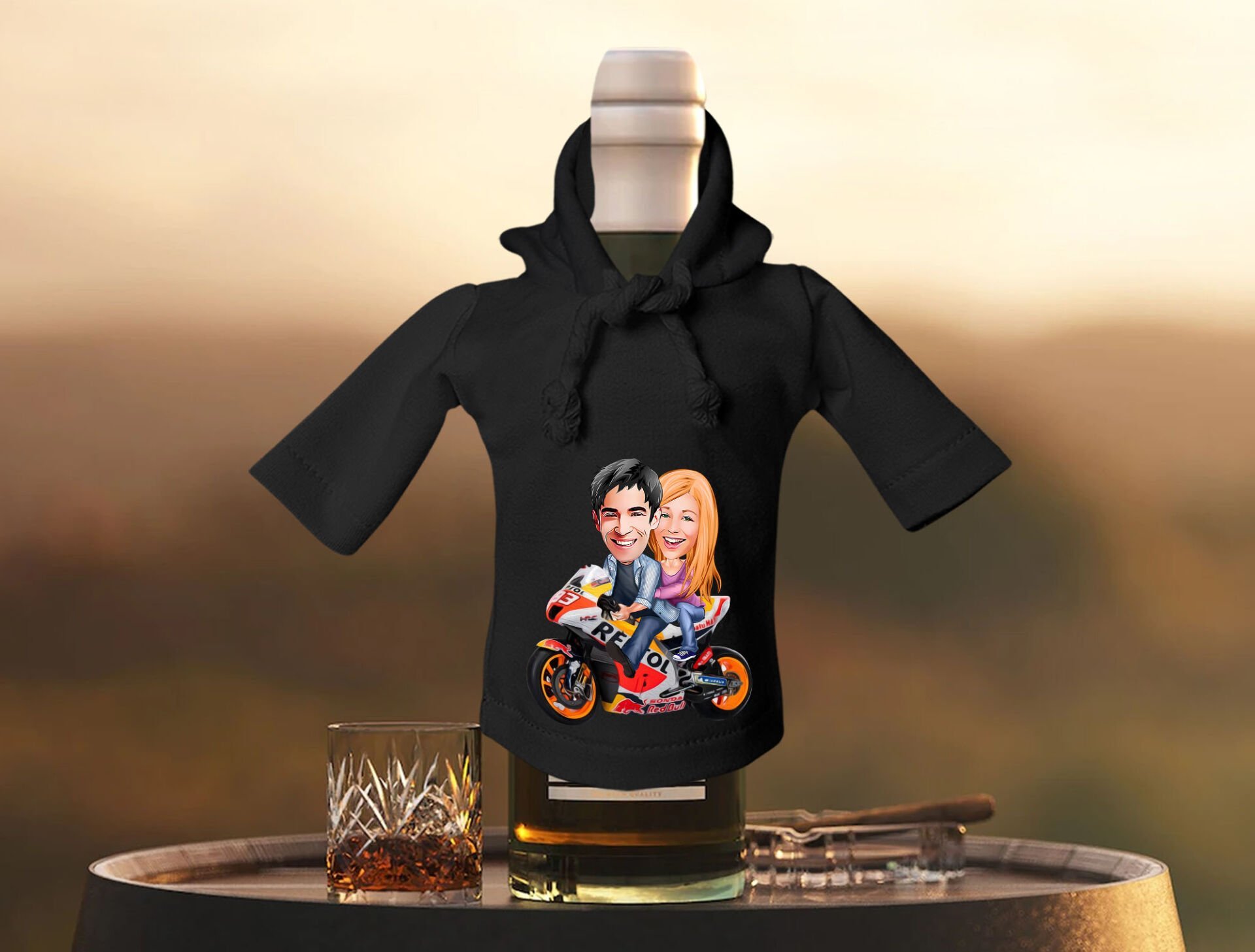 BK Gift Kişiye Özel Sevgililer Karikatürlü Mini Siyah İçki Şişesi Tişörtü , Ev Bar Dekoru, Viski, Şarap, Votka, Rakı Şişesi Tişörtü, Ev Barı-43