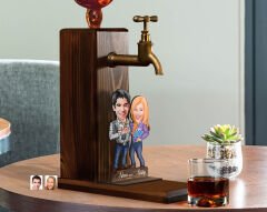 BK Gift Kişiye Özel Sevgililer Karikatürlü Musluklu Ahşap Viski Standı-17, Viski Çeşmesi, Doğum Günü Hediyesi, İçecek Dispenseri