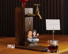 BK Gift Kişiye Özel Sevgililer Karikatürlü Musluklu Ahşap Viski Standı-20, Viski Çeşmesi, Doğum Günü Hediyesi, İçecek Dispenseri