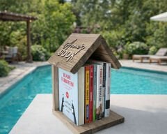 BK Gift Kişiye Özel Ahşap Kabartma İsimli Kitaplık – Dekoratif Masaüstü Ahşap Kitaplık