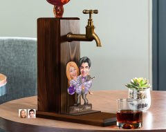 BK Gift Kişiye Özel Sevgililer Karikatürlü Musluklu Ahşap Viski Standı-22, Viski Çeşmesi, Doğum Günü Hediyesi, İçecek Dispenseri