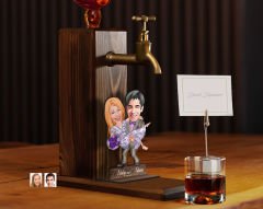 BK Gift Kişiye Özel Sevgililer Karikatürlü Musluklu Ahşap Viski Standı-22, Viski Çeşmesi, Doğum Günü Hediyesi, İçecek Dispenseri
