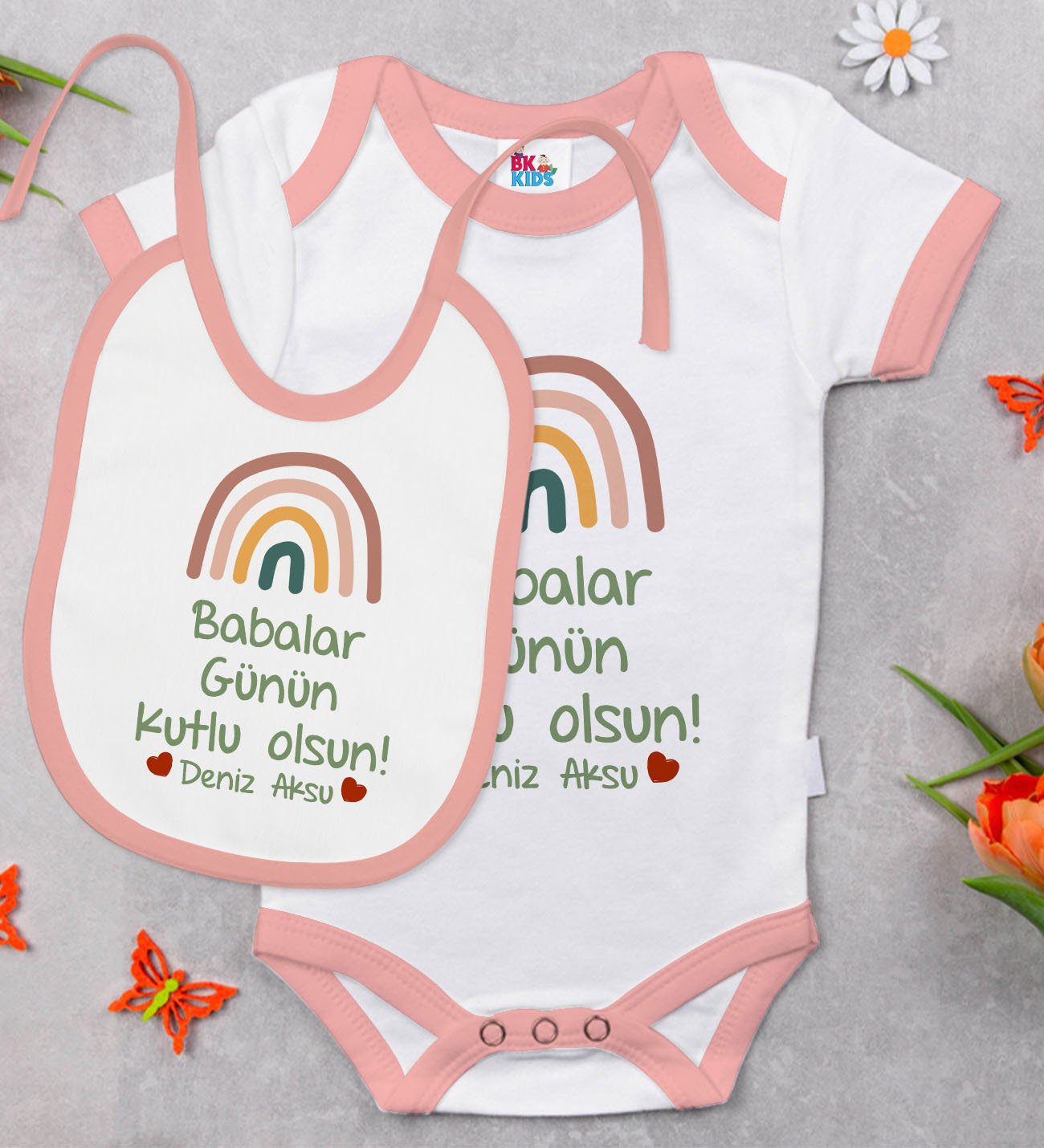 BK Kids Kişiye Özel Babalar Günün Kutlu Olsun Tasarımlı Pembe Bebek Body Zıbın ve Mama Önlüğü Hediye Seti
