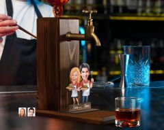 BK Gift Kişiye Özel Sevgililer Karikatürlü Musluklu Ahşap Viski Standı-23, Viski Çeşmesi, Doğum Günü Hediyesi, İçecek Dispenseri
