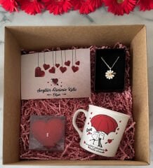 BK Gift Kişiye Özel Kutlama Kartı & Sevgililer Günü Tasarımlı Kupa & Kalp Mum & Papatya Kolye Hediye Kutulu Set, Sevgiliye Hediye, Yıl Dönümü Hediyesi