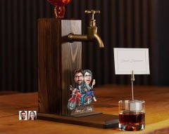 BK Gift Kişiye Özel Sevgililer Karikatürlü Musluklu Ahşap Viski Standı-27, Viski Çeşmesi, Doğum Günü Hediyesi, İçecek Dispenseri