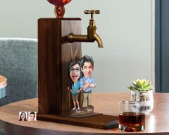 BK Gift Kişiye Özel Sevgililer Karikatürlü Musluklu Ahşap Viski Standı-30, Viski Çeşmesi, Doğum Günü Hediyesi, İçecek Dispenseri