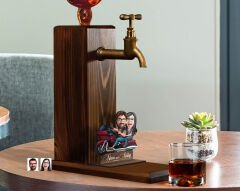 BK Gift Kişiye Özel Sevgililer Karikatürlü Musluklu Ahşap Viski Standı-31, Viski Çeşmesi, Doğum Günü Hediyesi, İçecek Dispenseri