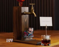 BK Gift Kişiye Özel Sevgililer Karikatürlü Musluklu Ahşap Viski Standı-31, Viski Çeşmesi, Doğum Günü Hediyesi, İçecek Dispenseri