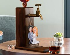 BK Gift Kişiye Özel Sevgililer Karikatürlü Musluklu Ahşap Viski Standı-32, Viski Çeşmesi, Doğum Günü Hediyesi, İçecek Dispenseri