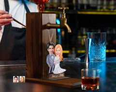 BK Gift Kişiye Özel Sevgililer Karikatürlü Musluklu Ahşap Viski Standı-32, Viski Çeşmesi, Doğum Günü Hediyesi, İçecek Dispenseri