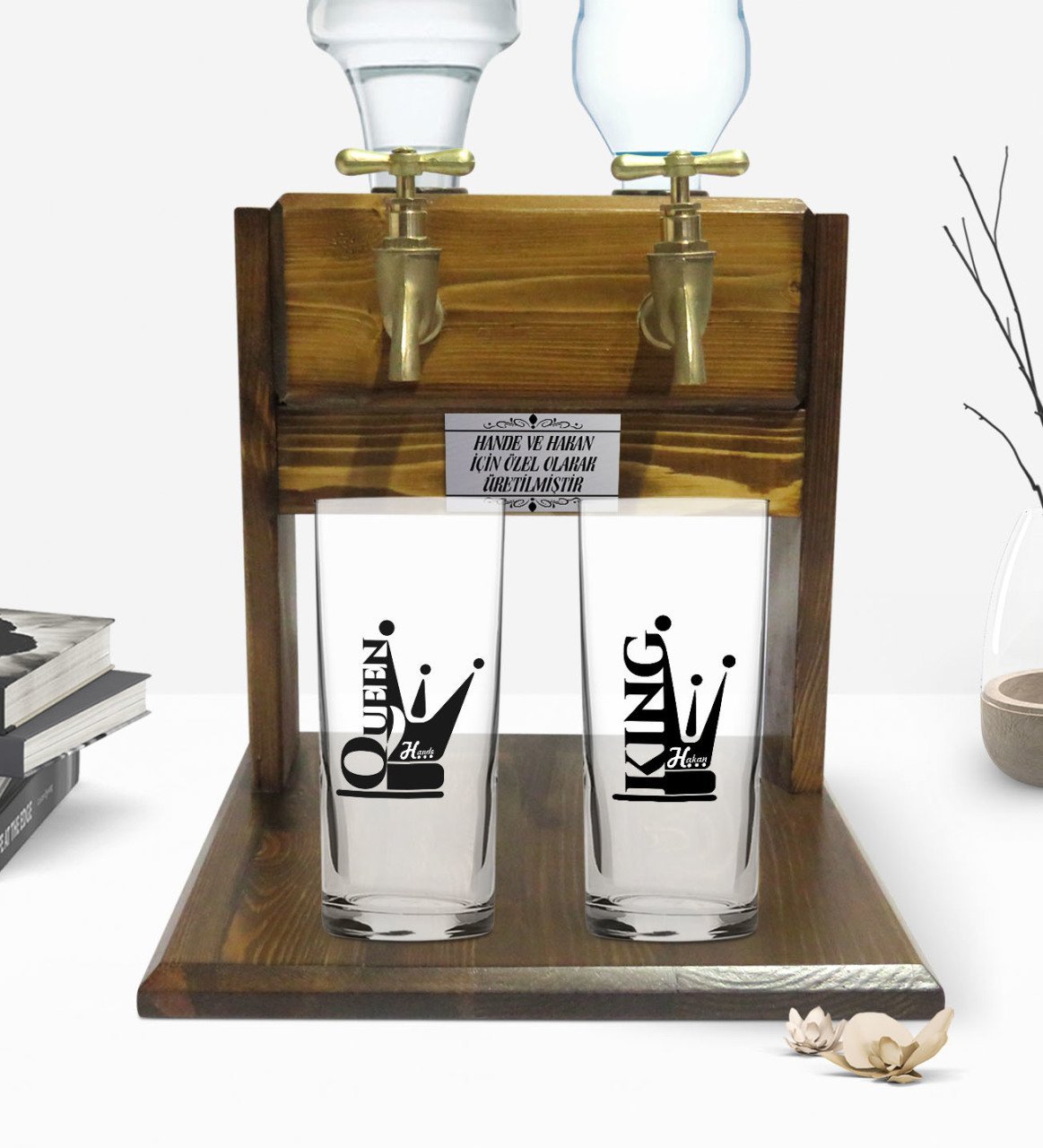 Kişiye Özel Renkli Baskılı Queen and King Tasarımlı İkili Rakı Bardağı ve Çift Musluklu Doğal Ahşap Rakı Standı-1